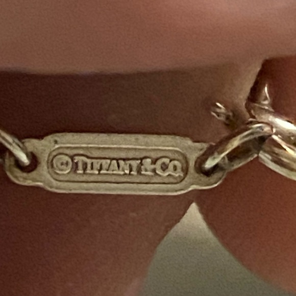 Tiffany & Co - Mother of Pearl silver Pendant with a 30 inch Oval link chain - Picture 11 of 12